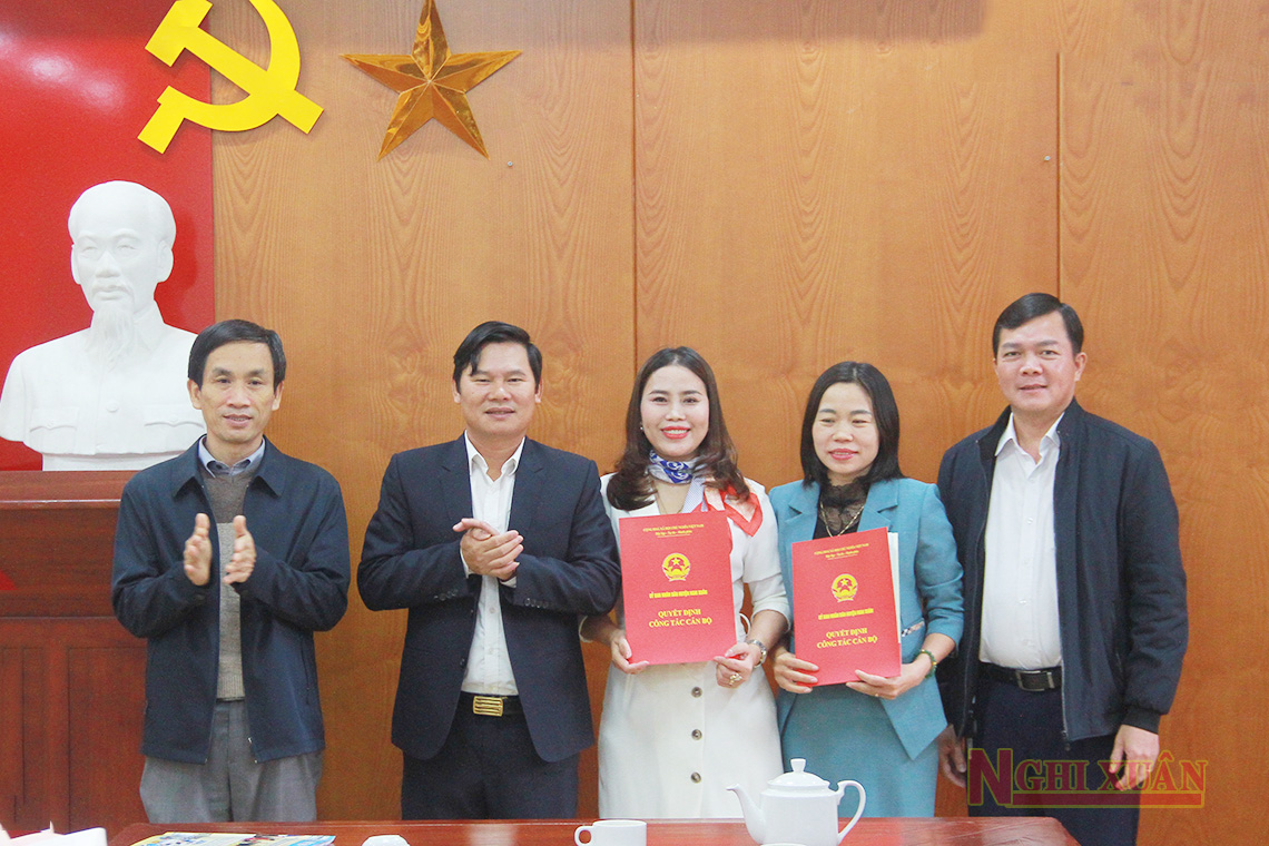 Phó Chủ tịch UBND huyện Bùi Việt Hùng cùng lãnh đạo Phòng Nội vụ, Phòng GD-ĐT trao quyết định bổ nhiệm cho bà Lê Thị Trà Giang và Đặng Thị Hậu. 